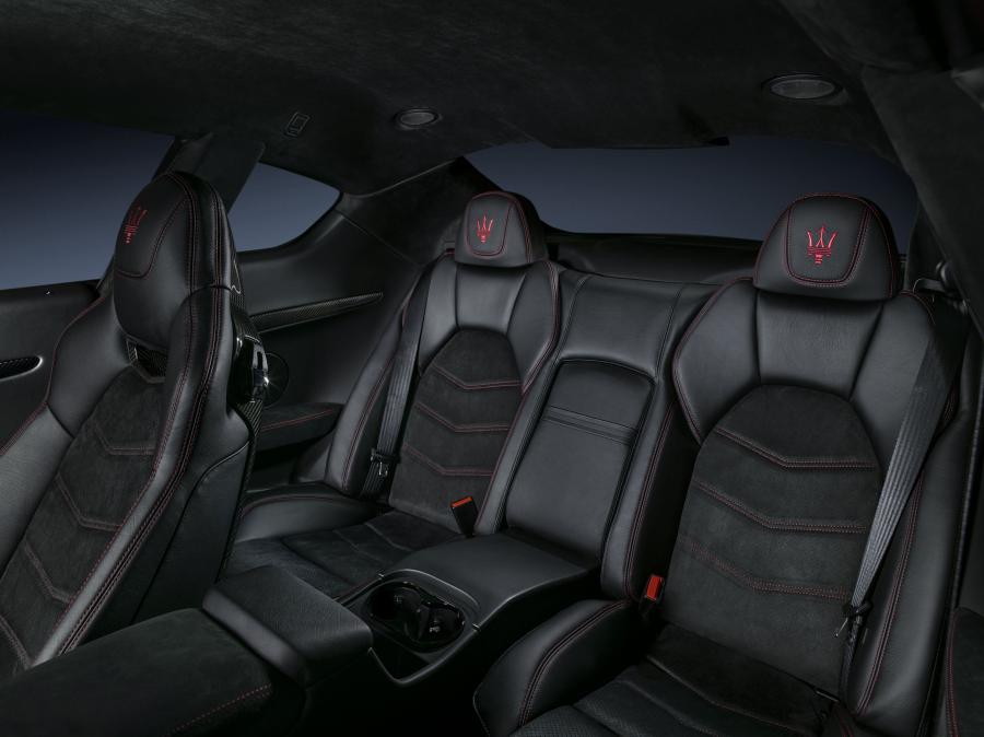 Интерьер Maserati GranTurismo MC 2017 года  (фото 9 из 70)